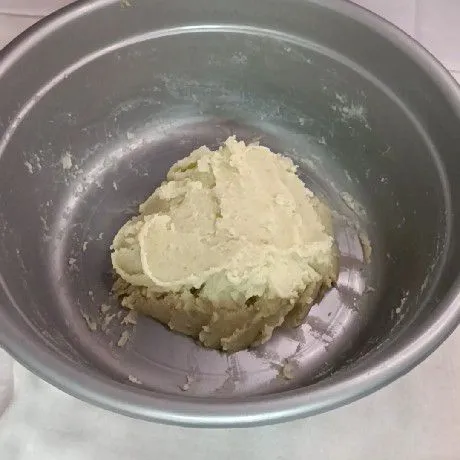 Siapkan isian ubi yang sudah dibuat tadi