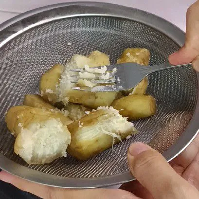 Haluskan ubi menggunakan saringan supaya teksturnya lembut