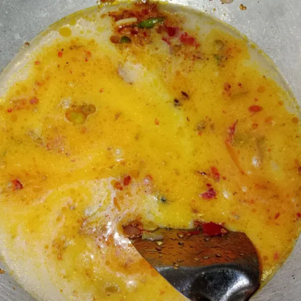 Kemudian masukkan santan dan kecap manis. Aduk rata.