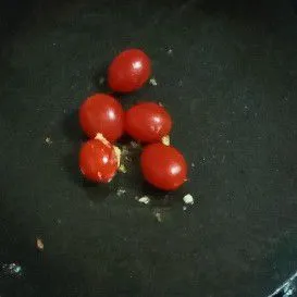Terakhir panggang tomat ceri, pergunakan sisa campuran margarin untuk memanggangnya.