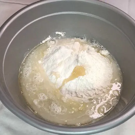 Masukkan tepung terigu, minyak, gula pasir, garam, dan air