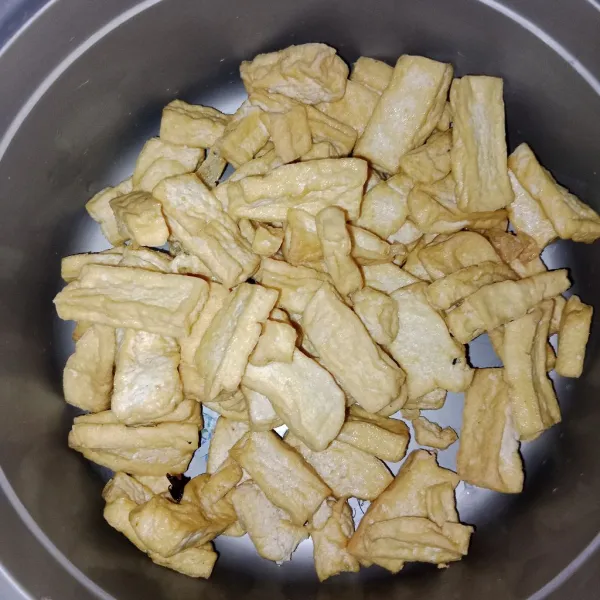 Siapkan tahu yang sudah digoreng.