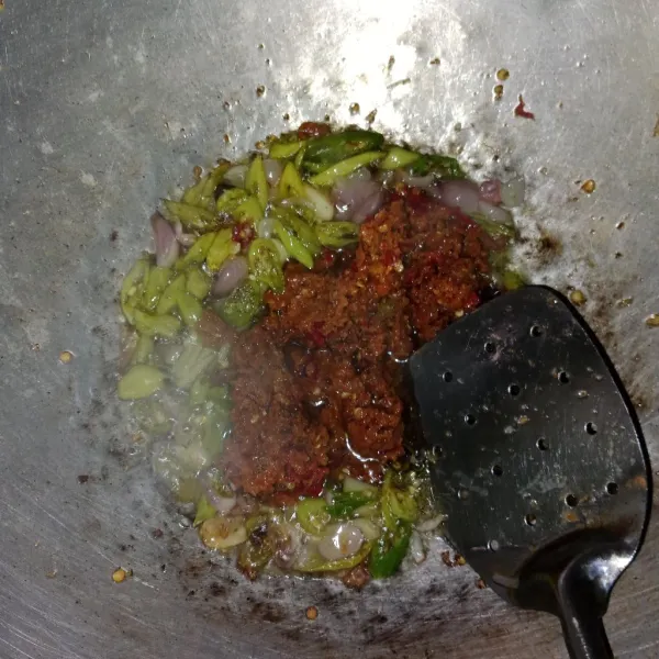 Setelah harum, masukkan bumbu halus (cabe merah keriting, bawang merah, bawang putih, merica, kemiri, kunyit, jahe, ketumbar dan garam). Tumis hingga bumbu matang.
