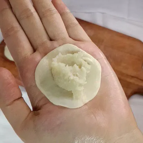 Pipihkan adonan dan beri isian secukupnya dan tutup adonan hingga rapat