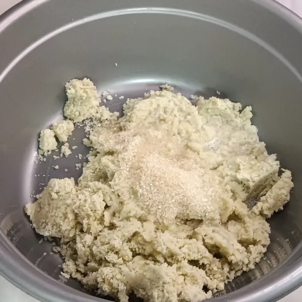 Tambahkan gula pasir dan susu cair