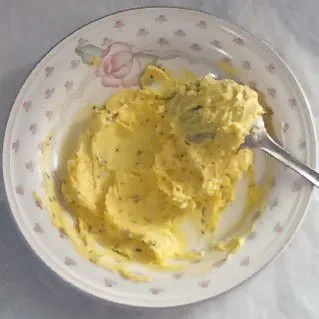 Siapkan wadah, masukkan margarin, bawang putih cincang, bawang putih bubuk, dan oregano kering. Kemudian, aduk merata. Setelah itu, sisihkan terlebih dahulu.