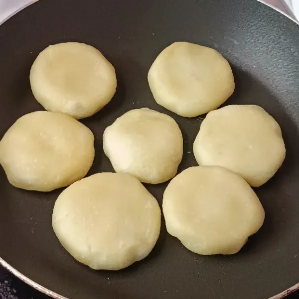 Masak bakpia di atas teflon menggunakan api kecil selama 5 menit tiap sisinya. Selama memasak, tutup teflon supaya bakpia matang merata