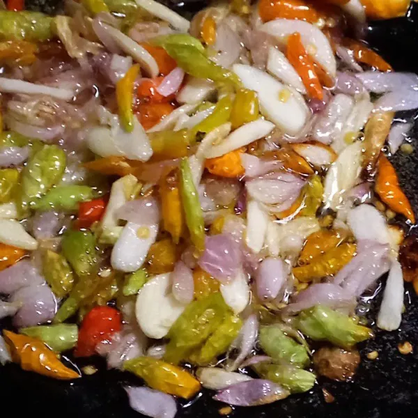 Tumis bumbu iris sampai layu