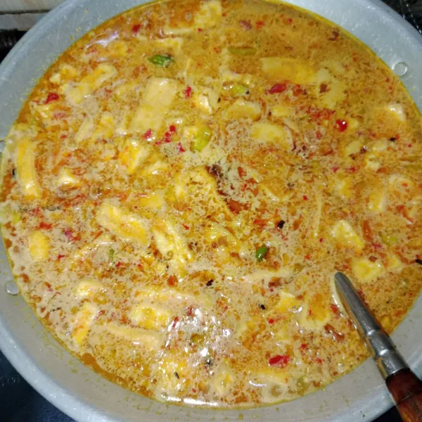 Masukkan garam, gula dan kaldu bubuk. Aduk rata, masak hingga bumbu meresap.