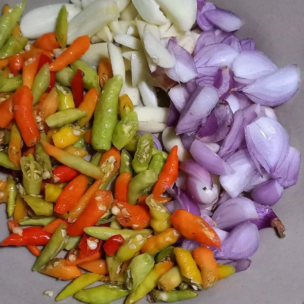 Iris bawang putih, bawang merah, dan cabe rawit