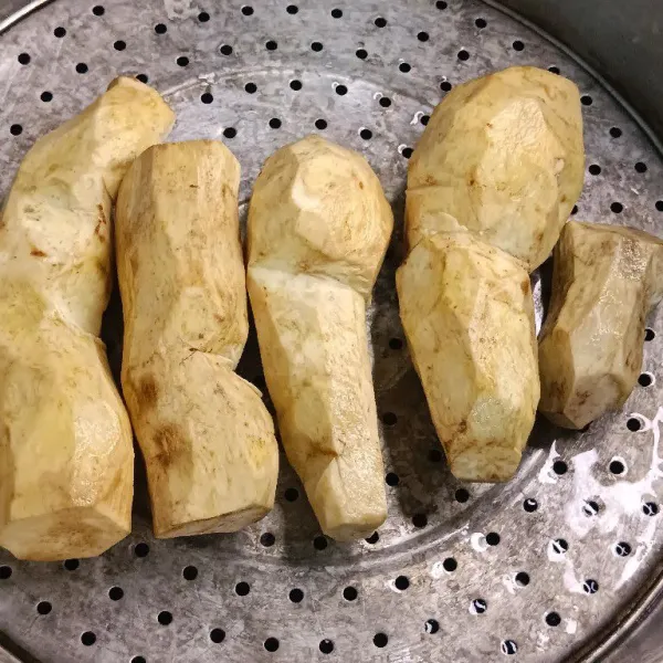 Kukus ubi yang sudah dikupas dan dicuci selama 20 menit