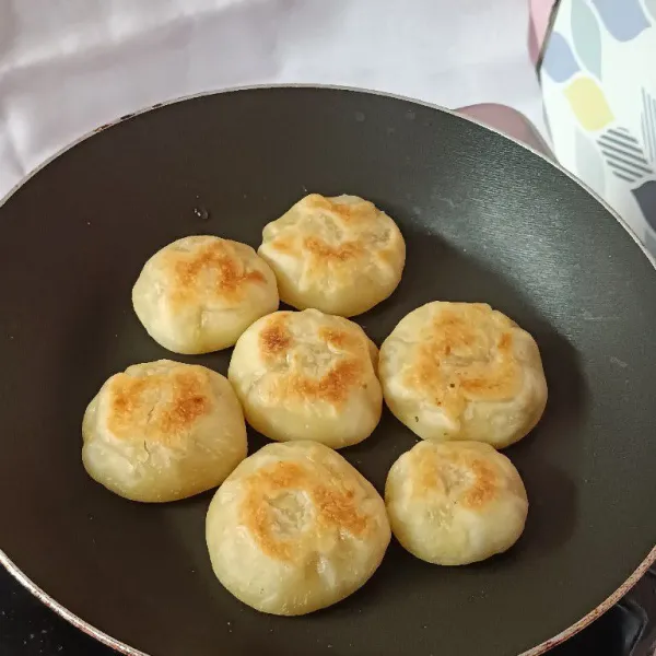 Bakpia matang jika sudah tampak kuning keemasan