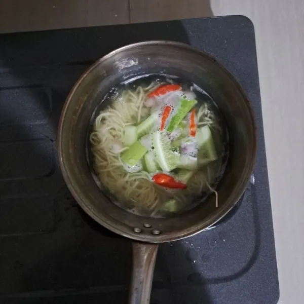 Lalu masukan irisan 1 buah timun sayur ukuran besar yang sudah di bersihkan sebelumnya