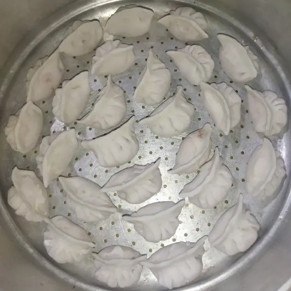 Isi kulit hakau dengan isian secukupnya, lalu bentuk kemudian susun dikukusan yang alas kukusannya dioles minyak goreng.