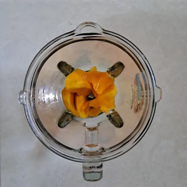 Masukan 200 gram daging mangga masak pohon