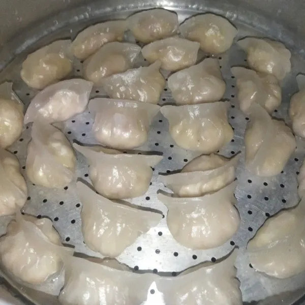 Kukus hakau selama 15 menit, angkat lalu sajikan selagi hangat dengan dicocol chilli oil.