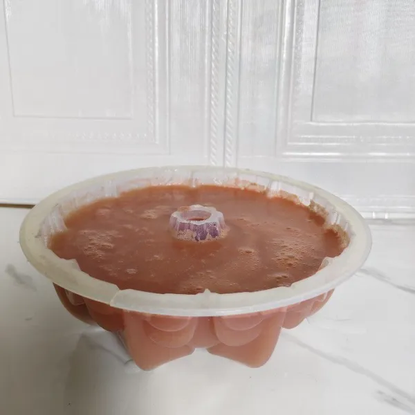 Tuang agar ke dalam cetakan lalu diamkan hingga dingin dan agar agar mengeras.