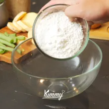 Di wadah besar, campurkan tepung terigu, maizena, baking powder, kuning ...