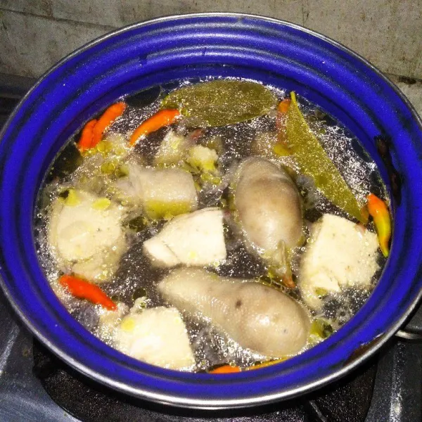 Terakhir, tambahkan tomat dan cabai rawit utuh, aduk hingga rata dan masak hingga ayam matang sempurna, koreksi rasa dan sajikan.