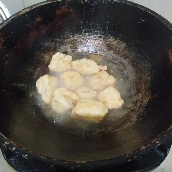 Panaskan minyak, goreng ikan hingga matang. Gunakan api sedang. Angkat.