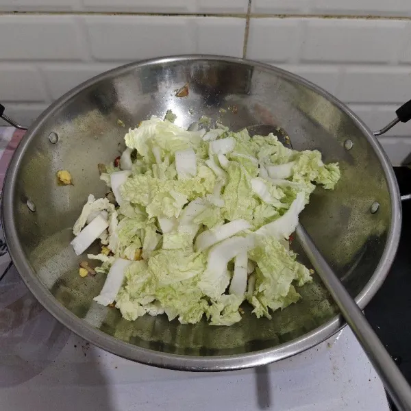 Kemudian masukan sawi putih.
