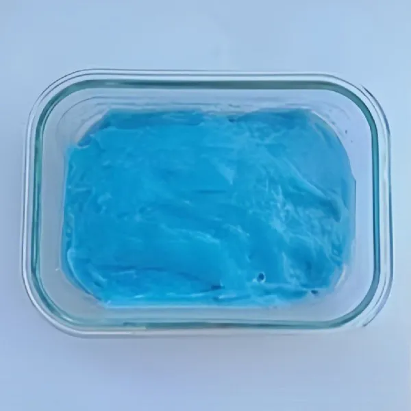 Olesi wadah kaca dengan sedikit minyak, lalu tuang adonan dan ratakan. Dinginkan di kulkas selama 1-2 jam hingga mengeras