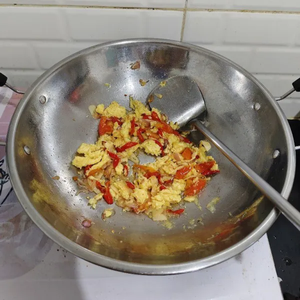Orak arik telur bersama dengan bawang cabai dan tomat.