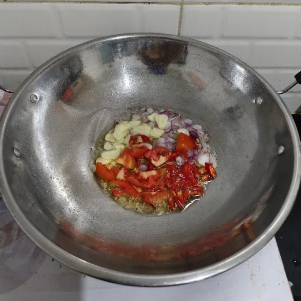 Tumis cabai bawang dan tomat yang sudah diiris hingga harum.