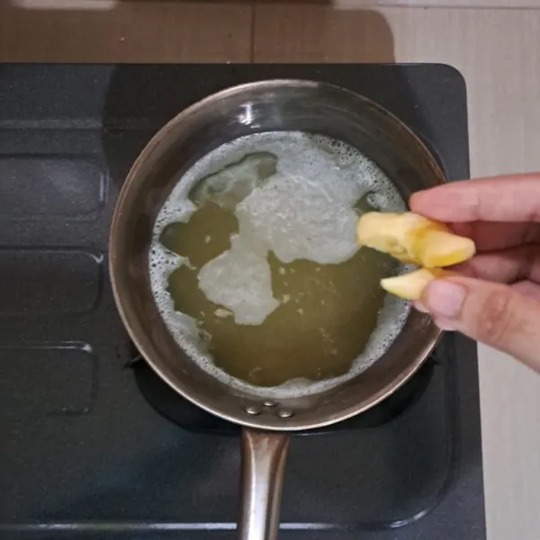 Lalu masukan 5 cm jahe yang sudah dibersihkan kulitnya terlebih dahulu