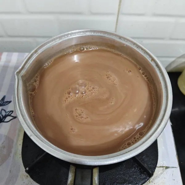 Aduk aduk dan tunggu agar agar hingga mendidih