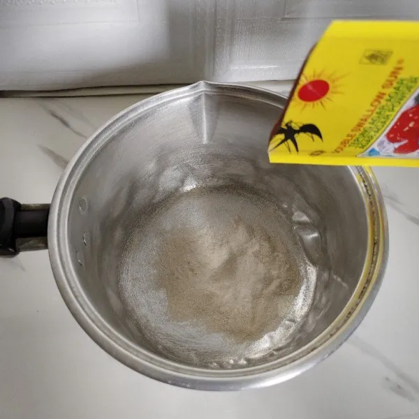 Pertama tuangkan 1 bungkus agar agar rasa coklat.