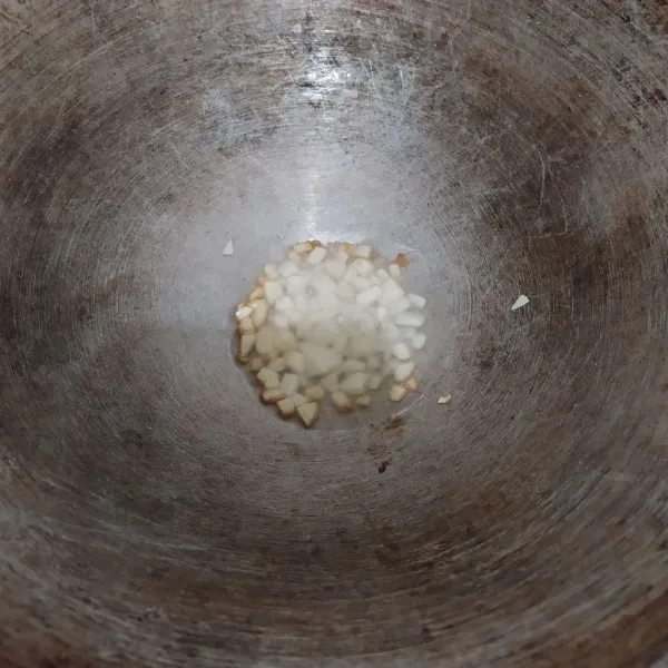 Panaskan minyak, tumis bawang putih hingga harum. Gunakan api kecil.