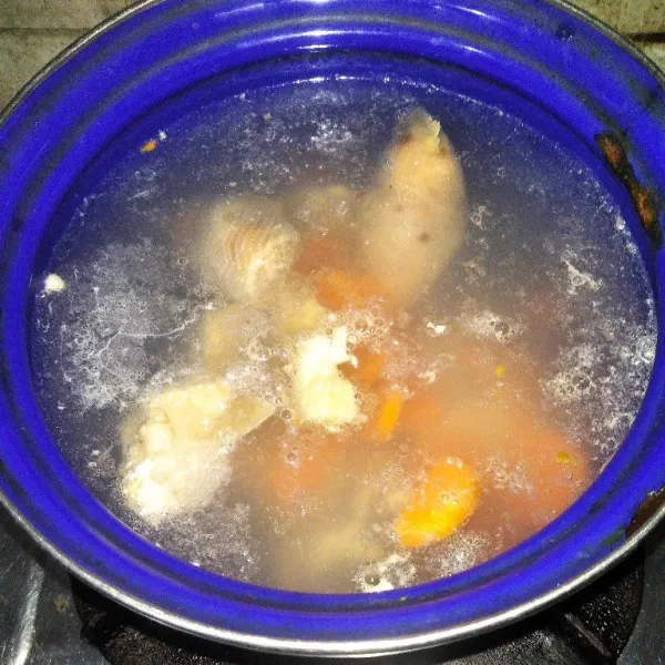 Setelah ayam setengah matang, masukkan wortel dan daun salam.