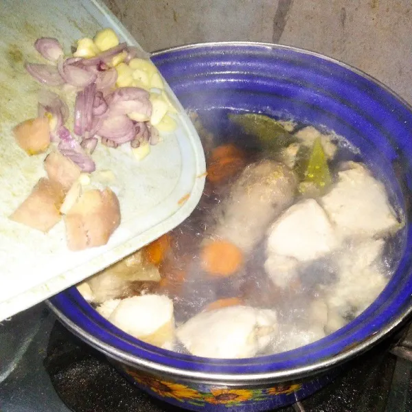 Kemudian, masukkan bawang merah, bawang putih dan lengkuas.