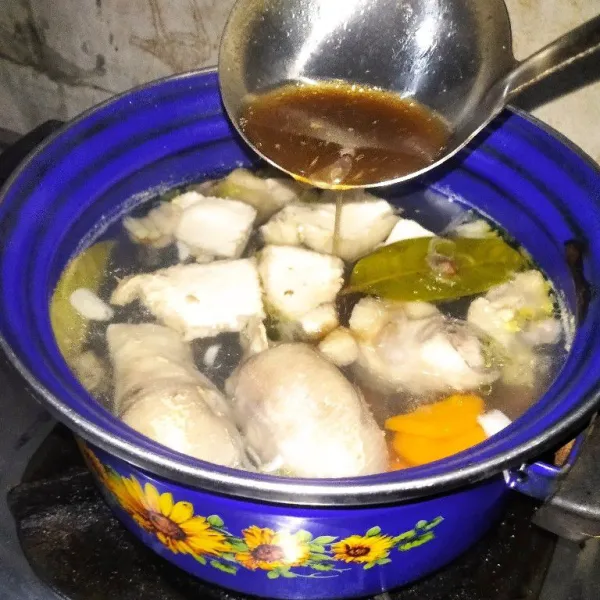 Tambahkan air asam Jawa, lalu beri garam, gula dan penyedap rasa.