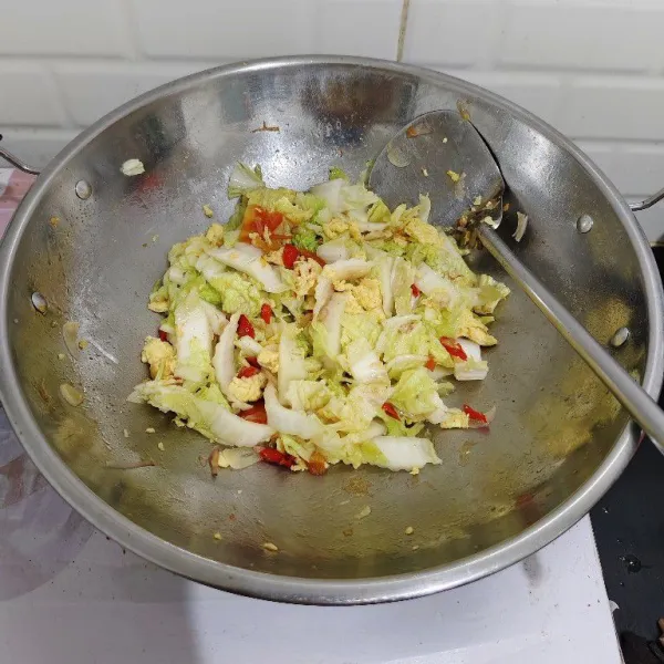 Tumis semua hingga matang dan sajikan selagi hangat.