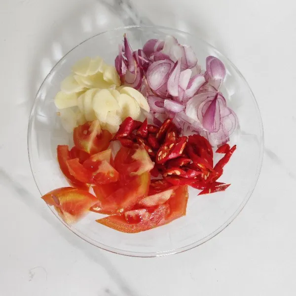 Iris cabai bawang dan tomat.