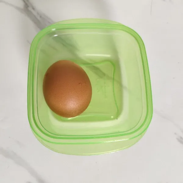 Siapkan juga 1 butir telur ayam.