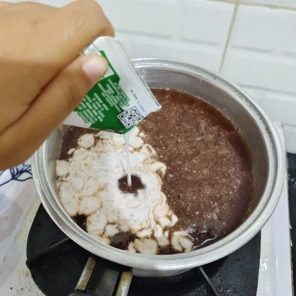 Lalu masukan 60 ml santan.