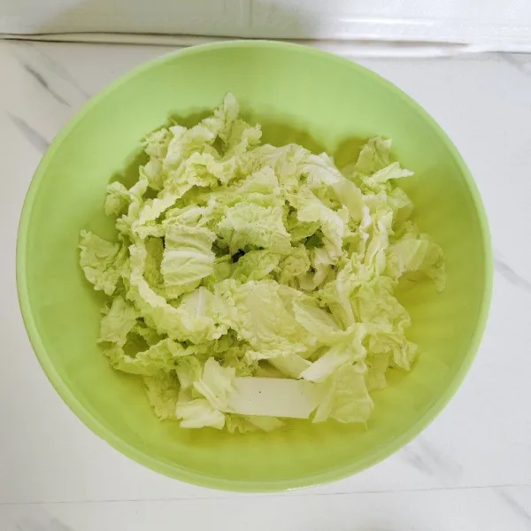 Siapkan sawi putih yang sudah diiris dan dicuci bersih.