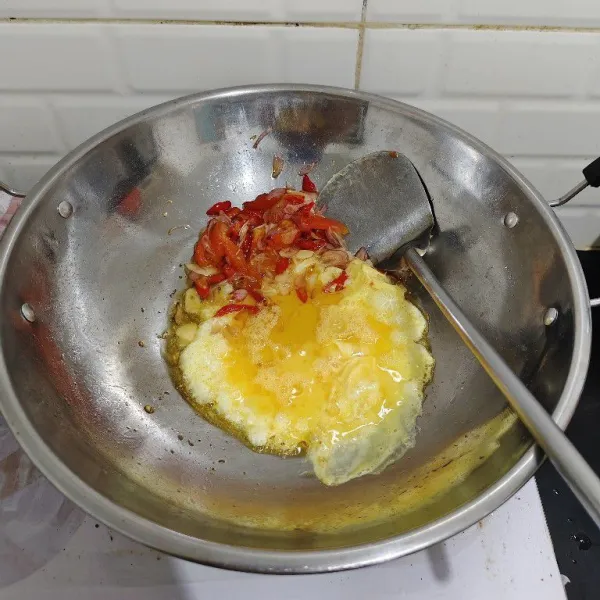 Kemudian masukan telur.