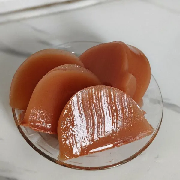 Setelah dingin potong agar agar dan sajikan.