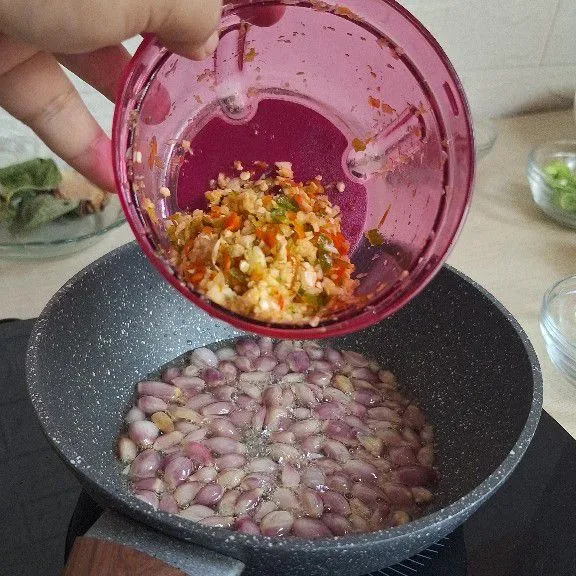 Tumis bawang merah dan masukkan bawang putih dan cabe yang sudah di chopper, lalu tumis hingga harum.