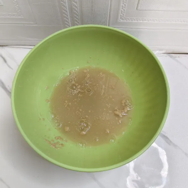 Kemudian beri 10 sdm air hangat, adik lalu tutup dan diamkan selama 5 menit.