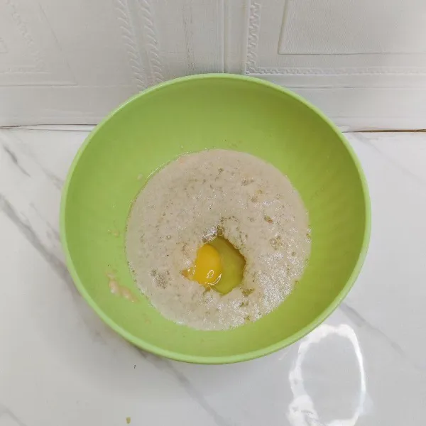 Lalu masukan 1 butir telur dan aduk hingga tercampur rata.