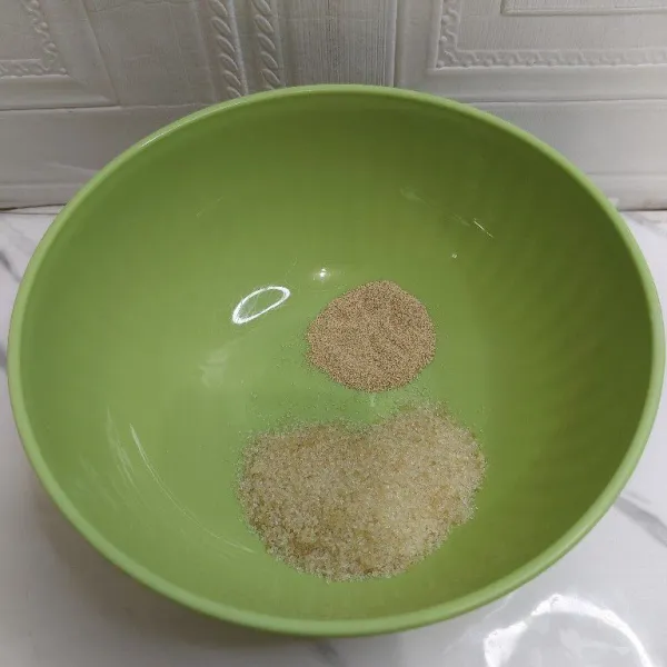 Tuang 1 sdt ragi instan dan 3 sdm gula pasir ke dalam wadah.