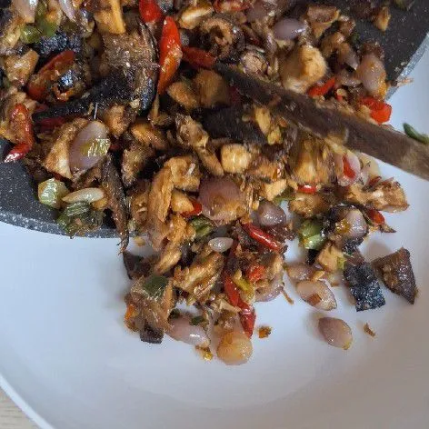 Setelah itu pindahkan ke piring saji, dan Tumis Tongkol Bawang siap dinikmati bersama keluarga.