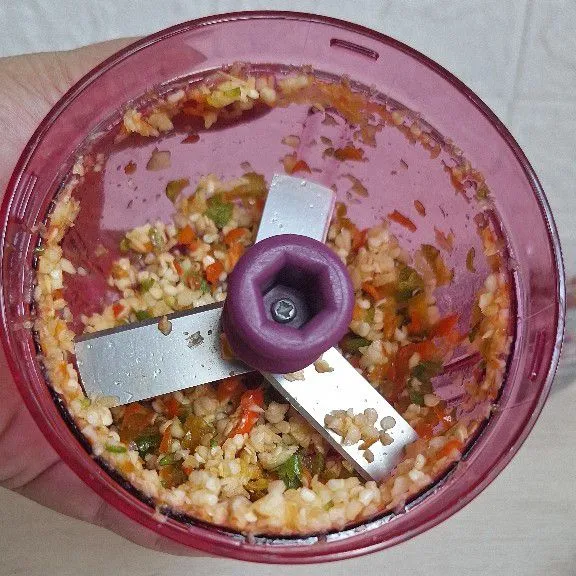 Bawang putih dan cabe rawit di chopper kasar.