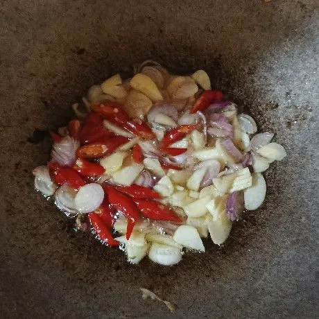 Tumis bumbu yang sudah diiris tadi.