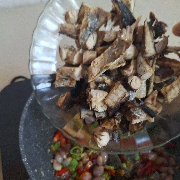 Masukkan tongkol, saus teriyaki, kecap manis, garam, gula, merica dan totole lalu tumis hingga rata dan matang. Lalu koreksi rasa.